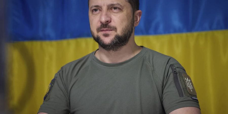 ARCHIV - Das vom Pressebüro des ukrainischen Präsidenten zur Verfügung gestellte Foto zeigt, Wolodymyr Selenskyj, Präsident der Ukraine, der bei einem Besuch in der vom Krieg betroffenen Oblast Dnipropetrowsk zu Militärvertretern spricht. Foto: -/Ukrainian Presidential Press Office/AP/dpa - ACHTUNG: Nur zur redaktionellen Verwendung und nur mit vollständiger Nennung des vorstehenden Credits