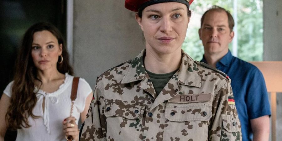 «Neuland: Heimat 2.0»: Karen Holt (Franziska Hartmann, M.) wappnet sich für das erste Treffen mit ihren Nichten.