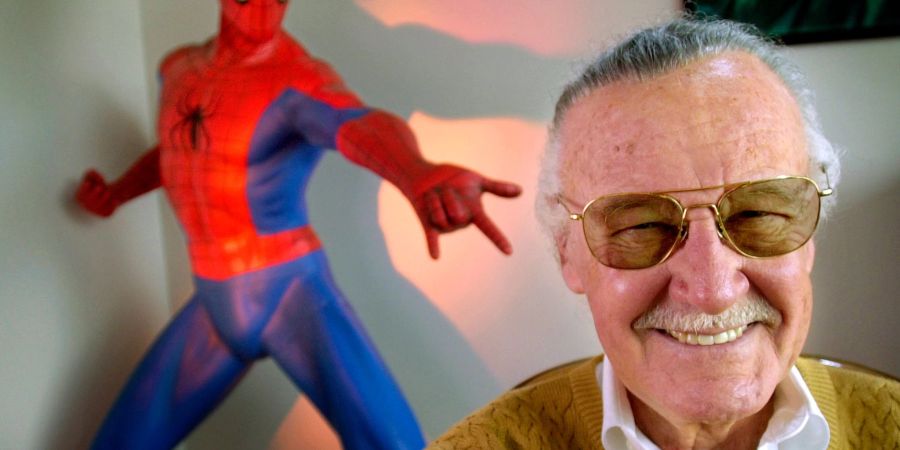 Stan Lee, Comic-Autor aus den USA, lächelt in seinem Büro vor einer Spider-Man-Figur (2002).