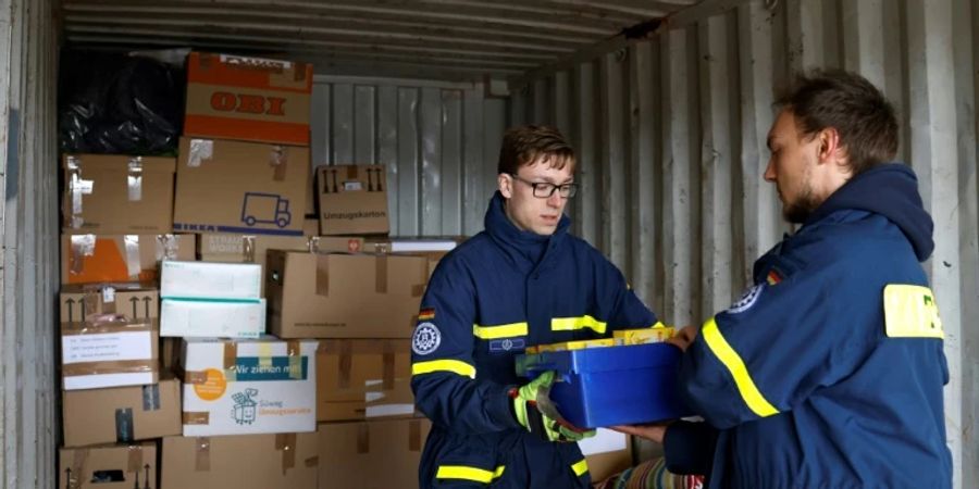 THW-Helfer verladen Hilfsgüter für die Ukraine