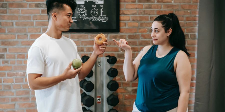 Was darf's denn sein, ein Apfel oder ein Donut? Auf die richtige Ernährung nach dem Training kommts an.