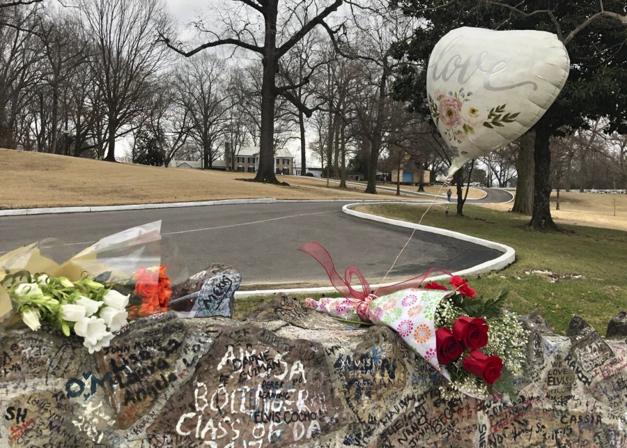 Fans hinterlassen Blumen für Lisa Marie vor dem Familien-Anwesen Graceland.