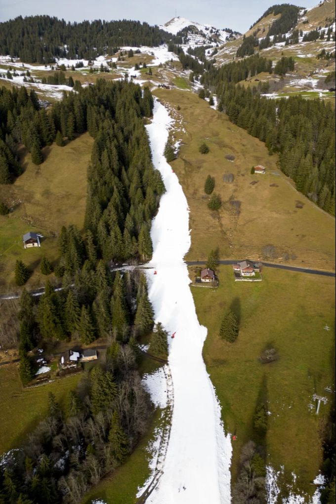 Die Schweizer Skipisten bieten derzeit einen traurigen Anblick: Vielerorts haben die Betreiber mit Schneemangel und hohen Temperaturen zu kämpfen. (Symbolbild) Interessenskonflikte Wasernutzung Beschneiung Klimawandel