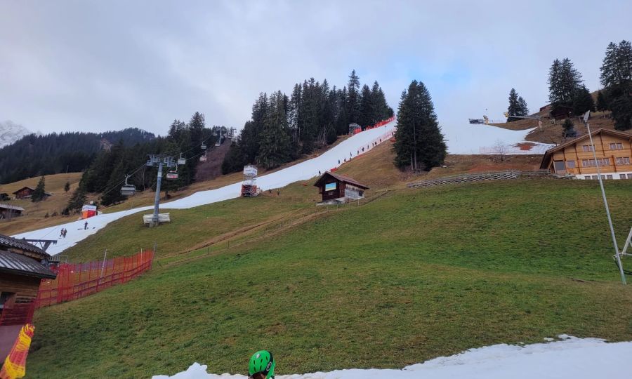 Ein tristes Bild: Das Chuenisbärgli in Adelboden ist nur von einem dünnen weissen Streifen besetzt.