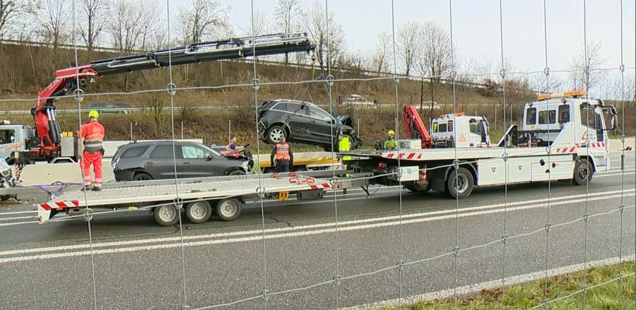 Die Aufräumarbeiten nach dem Massen-Crash sind aufwendig.