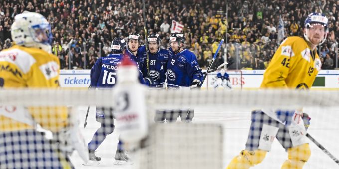 Die Spieler von Ambri-Piotta bejubeln das 2:0 im Halbfinal beim Spengler Cup 2022 gegen den HC Davos. Spengler Cup