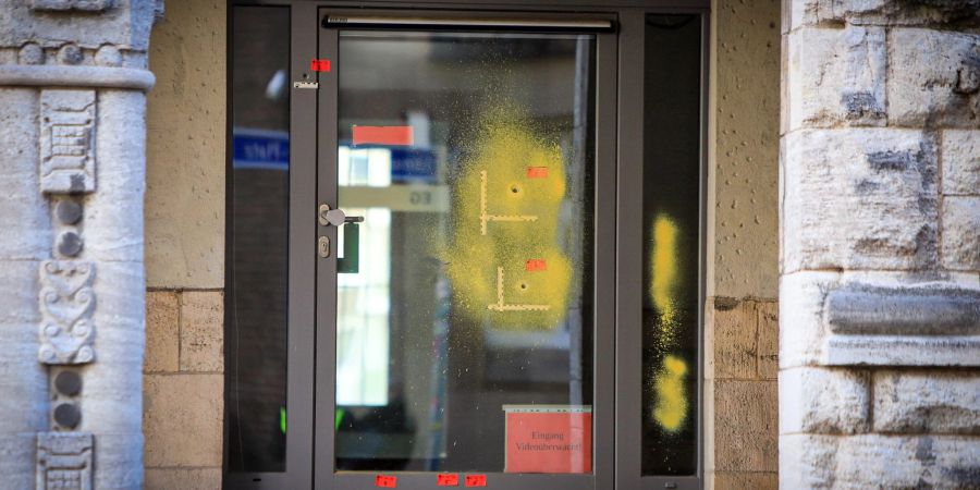 Einschusslöcher in der Eingangstür zum Rabbinerhaus bei der Alten Synagoge in Essen.