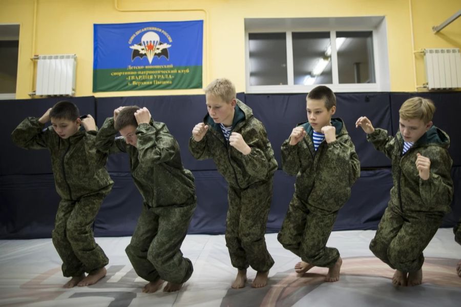 Mit den «Yunarmia»-Jugendlichen werden Militär-Trainings durchgeführt.