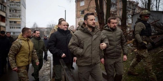 Ukraines Präsident Selenskyj (M.) in einem Vorort von Kiew Ukraines Präsident Selenskyj (M.) in einem Vorort von Kiew