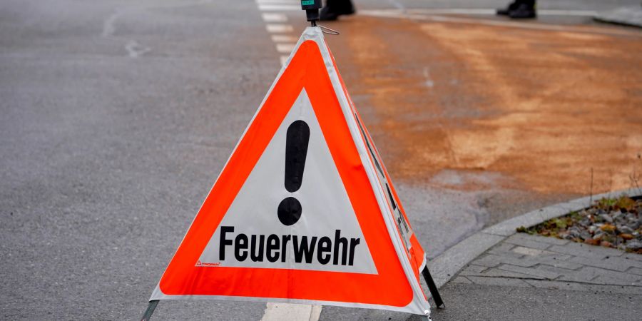 Signalisation und Sicherung eines Einsatzes der Feuerwehr. (Symbolbild)