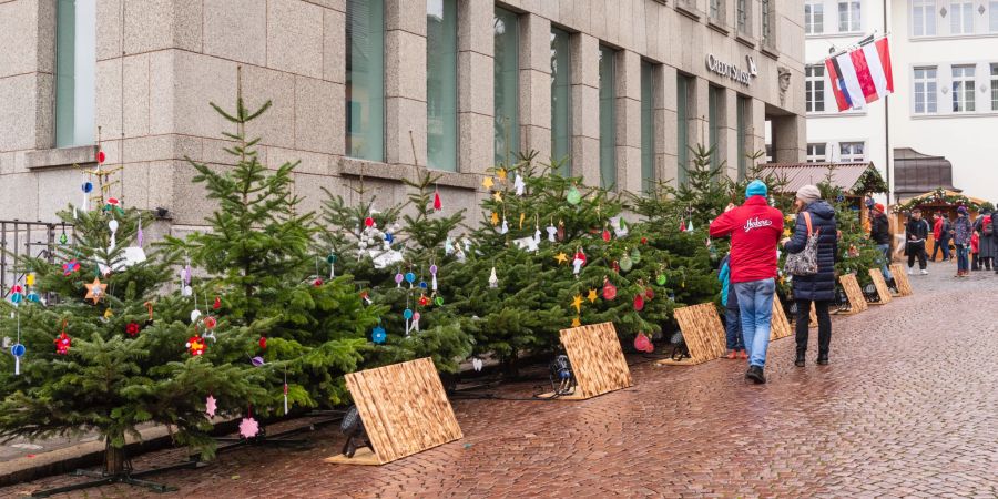 Ausgestellte Weihnachtsbäume im Zentrum von Zofingen. - Kanton Aargau