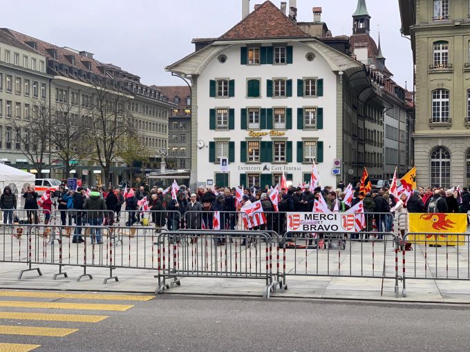 Elisabeth Baume-Schneider wird vor dem Bundeshaus von mitgereisten Jurassiern unterstützt. Baume-Schneider