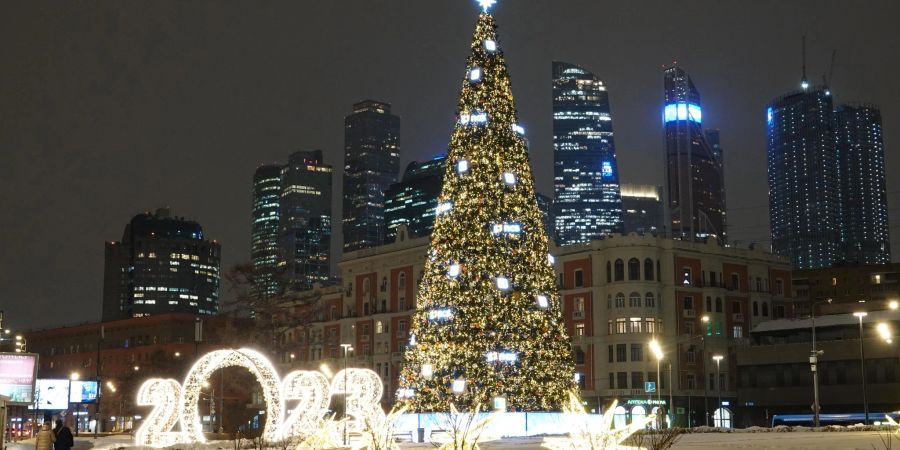 Neujahrsdekokation lässt die russische Hauptstadt im Lichterglanz erstrahlen, und das schon vor Beginn des Jahres 2023.