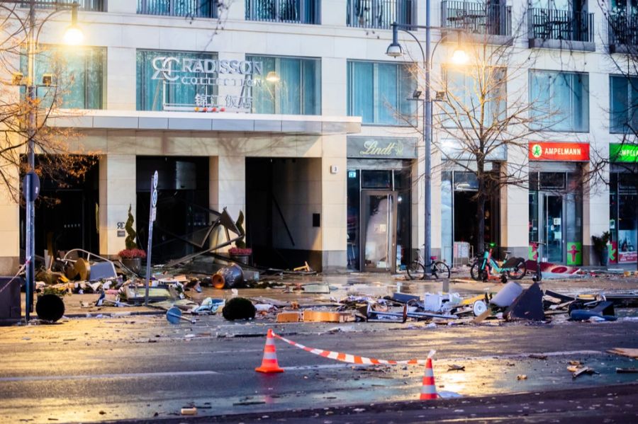 Trümmer liegen auf der Karl-Liebknecht-Strasse vor einem Hotel.