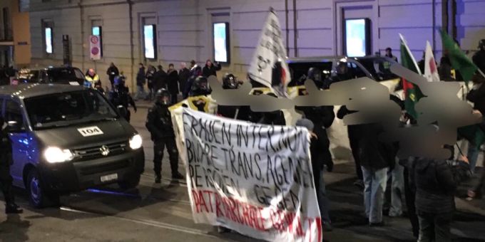 Rund 200 Personen demonstrierten am Freitag gegen die Gewalt an Frauen. Dabei wurden einige Teilnehmerinnen jedoch selbst von der Polizei mit Pfefferspray und Gummischrot attackiert. Twitter/@BaselBlock