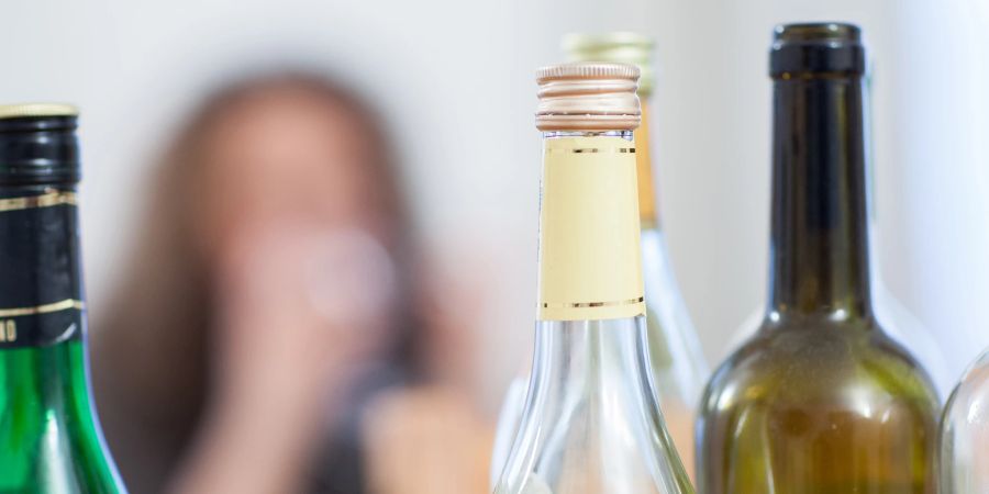 Flaschen Wein leer Bier Frau Sucht Alkohol