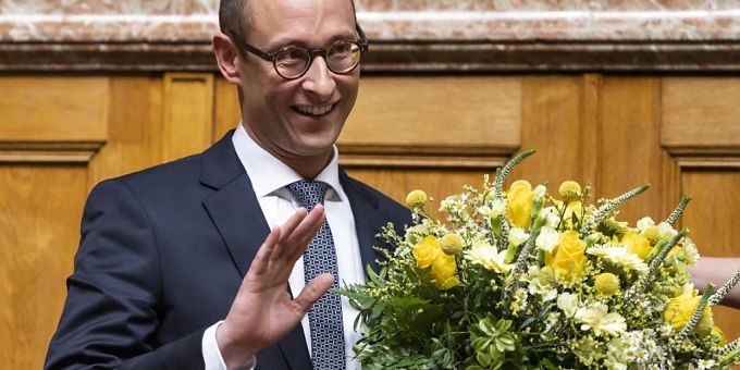 «Ich werde die gewählten Bundesräte auf Romanisch bekanntgeben», sagte der neue Nationalratspräsident und romanischsprachige Bündner Martin Candinas. Bereits in seiner zweiten Amtswoche eine Bundesratswahl zu leiten, bezeichnete er als Höhepunkt und Ehre. «Ich werde die gewählten Bundesräte auf Romanisch bekanntgeben», sagte der neue Nationalratspräsident und romanischsprachige Bündner Martin Candinas. Bereits in seiner zweiten Amtswoche eine Bundesratswahl zu leiten, bezeichnete er als Höhepunkt und Ehre.