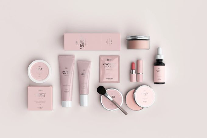 Könnten Sie sagen, ob und wo auf diesen Kosmetikprodukten ein Haltarkeitsdatum steht? Kosmetik Produkte Serie rosafarben