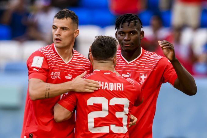 Breel Embolo, Xherdan Shaqiri und Granit Xhaka jubeln über das 1:0 im Spiel gegen Kamerun an der WM 2022. WM 2022