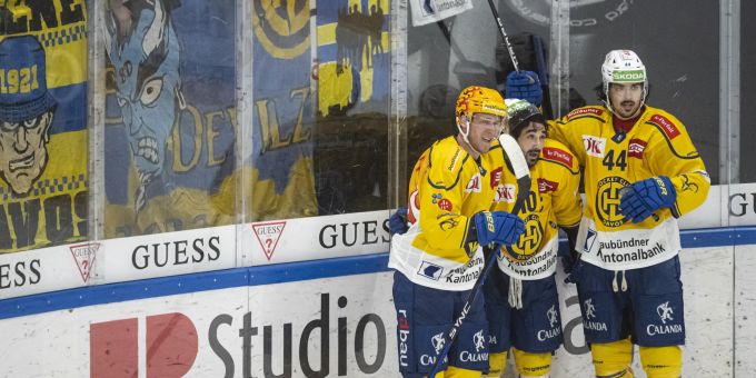 Die Spieler des HC Davos bejubeln das 2:0 durch Andres Ambühl (m.). HC Davos