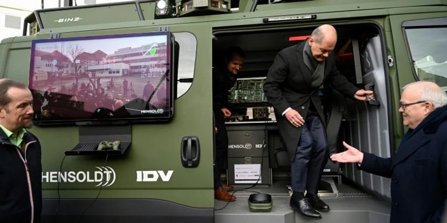 Kanzler besucht Rüstungsindustrie in Ulm