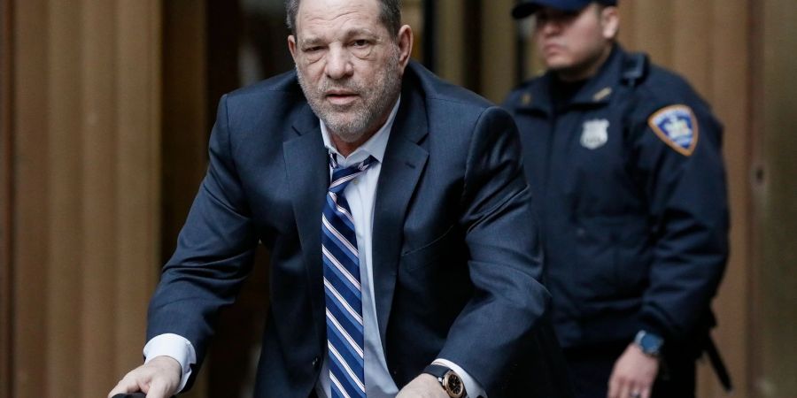 Harvey Weinstein verlässt ein Gerichtsgebäude in New York.