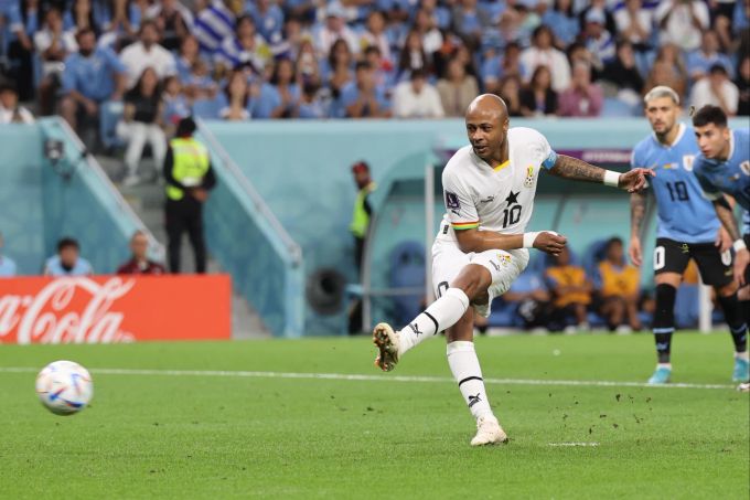 Andre Ayew scheitert gegen Uruguay an Goalie Sergio Rochet. WM 2022