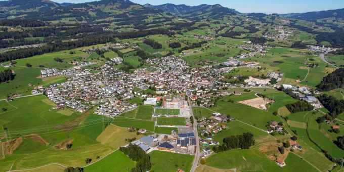 Seit zehn Jahren sind die ehemaligen Gemeinden Eschenbach, Goldingen und St. Gallenkappel als vereinigte Gemeinde unterwegs Eschenbach aus der Luft