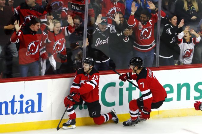 Zwei Assists von Nico Hischier (li.) sind für die New Jersey Devils in der NHL gegen Boston zu wenig (Archivbild). NHL Nico Hischier Devils