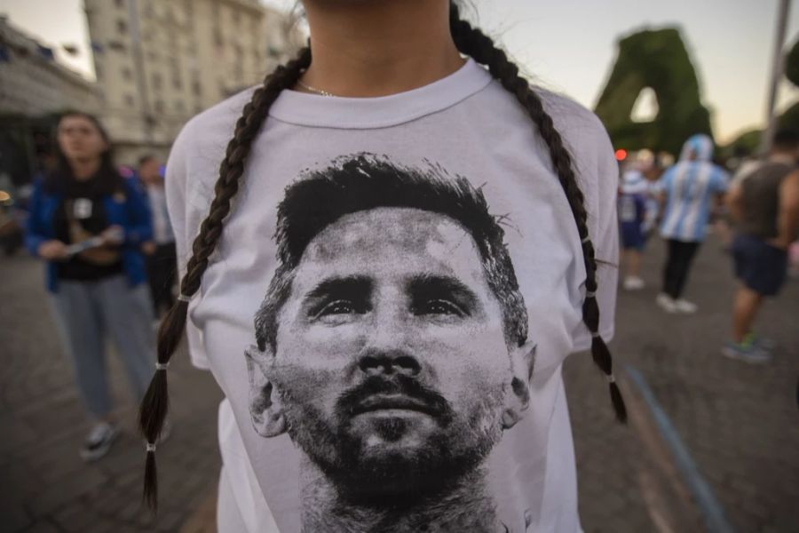 Ein Fan trägt Lionel Messi auf dem Shirt in Buenos Aires.