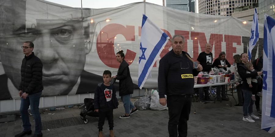 Israelis versammeln sich vor einem Protest gegen die rechte Regierung von Premierminister Netanjahu. Foto: Oded Balilty/AP/dpa