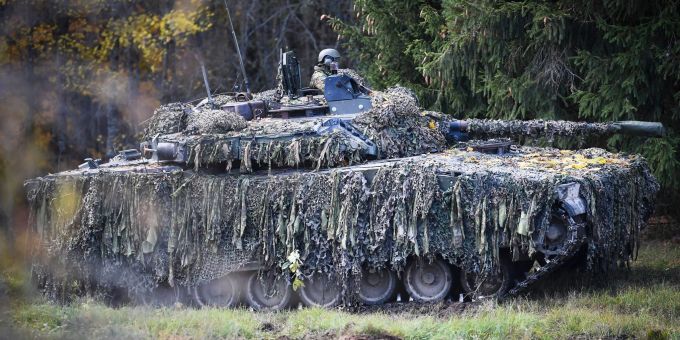 Ein Soldat während einer Militärübung der estnischen Streitkräfte in Tapa. Ein Soldat während einer Militärübung der estnischen Streitkräfte in Tapa.