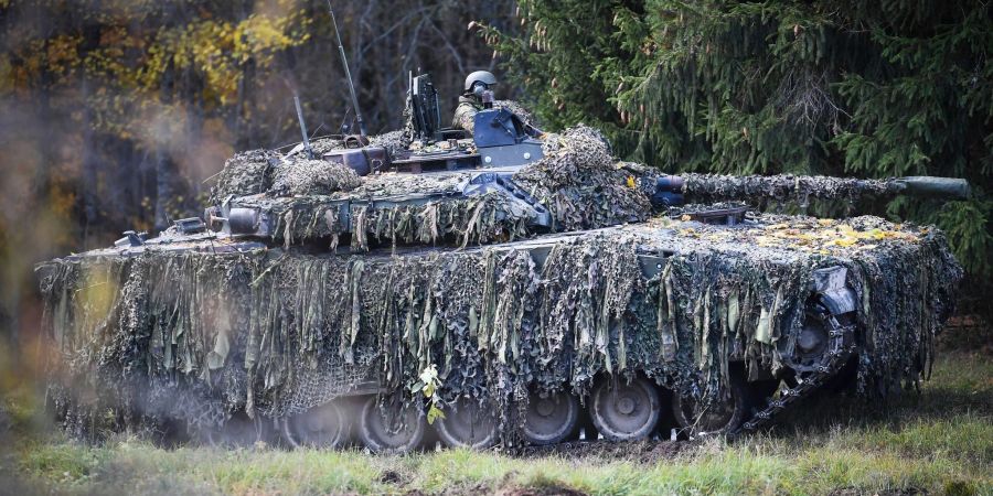 Ein Soldat während einer Militärübung der estnischen Streitkräfte in Tapa.
