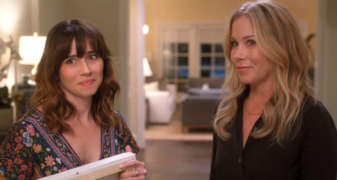 Szene aus «Dead to Me» auf Netflix. Zwischen Jen und Judy entwickelt sich eine kuriose Freundschaft. „Dead to Me“ Netflix