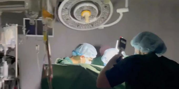 Strom fehlt - Ärzte in der Ukraine müssen bei Handy-Licht operieren