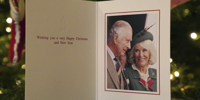 Erste - Royale Weihnachtskarte zeigt lachende Camilla mit König Charles