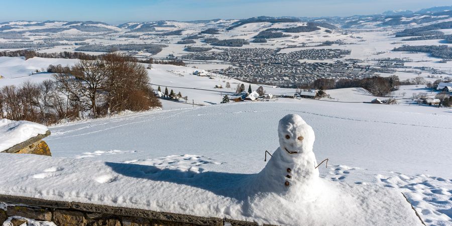 Blick vom Chutzen auf dem Belpberg auf Münsingen im Aaretal. Im Hintergrund rechts Konolfingen. - Münsingen