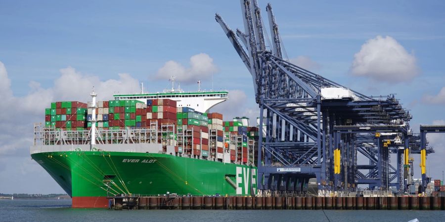 Frachtschiff im Hafen von Felixstowe, dem grössten und verkehrsreichsten Containerhafen Grossbritanniens. Wegen des Brexits wird Grossbritannien einem Zeitungsbericht zufolge seine Exportzie