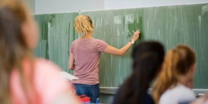 In Lengnau AG kommt es in der Kreisschule zu einer Auseinandersetzung. (Symbolbild) schule lengnau ag