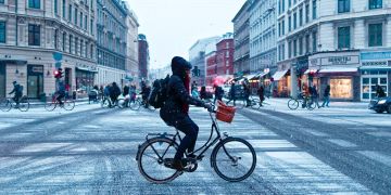 Frau auf Velo im Schnee