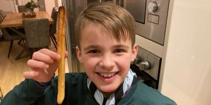 Der neunjährige Archie aus Wales glaub, das grösste Stück Pommes der Welt gefunden zu haben. rekordpommes