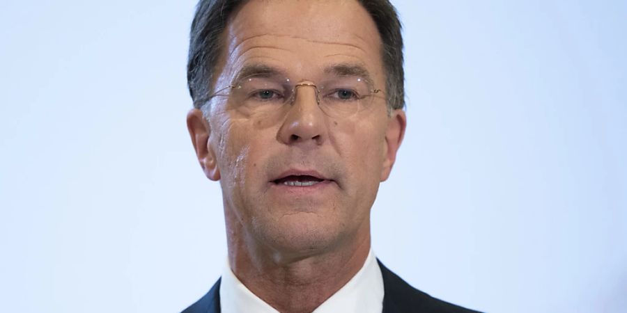 Mark Rutte, Ministerpräsident der Niederlande, gibt eine Regierungserklärung ab. Etwa 150 Jahre nach dem Ende der Sklaverei in ihren Kolonien haben sich die Niederlande für dieses Unrecht entschuldigt. Foto: Peter Dejong/AP/dpa