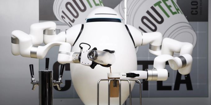 Ein zweiarmiger Multifunktionsroboter macht Boba-Tee am Stand von Richtech Robotics an der Consumer Electronics Show 2023 am 5. Januar in Las Vegas (USA). Consumer Electronics Show