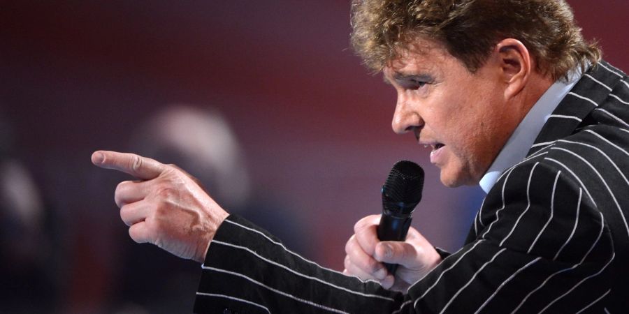 Der Sänger Frank Schöbel in einer Fernsehsendung des MDR. Der Schlagersänger feiert am 11.12.2022 seinen 80. Geburtstag.