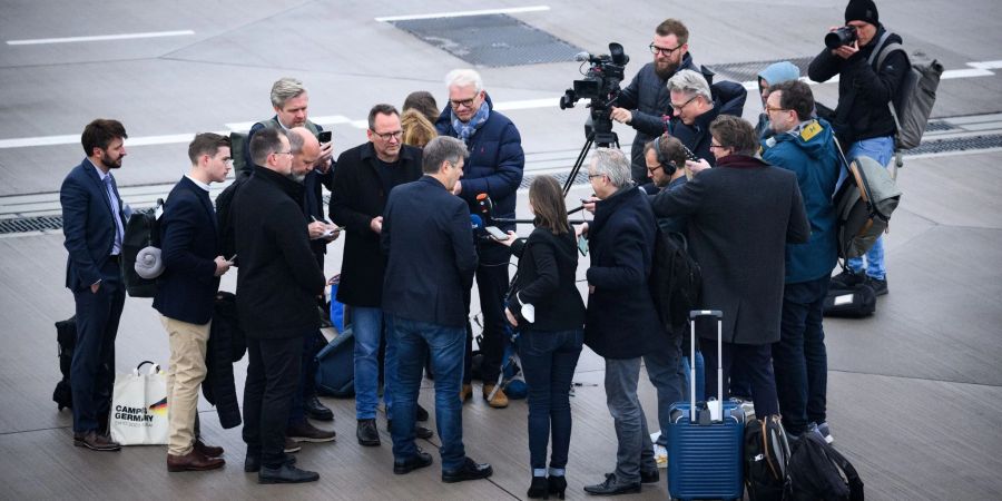 Bundeswirtschaftsminister Robert Habeck vor seinem Abflug nach Windhuk (Namibia).