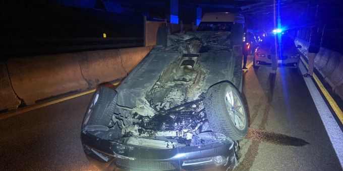 Eiken AG: Fahrzeug prallt auf A3 in Baustelle und überschlägt sich. Kantonspolizei Aargau
