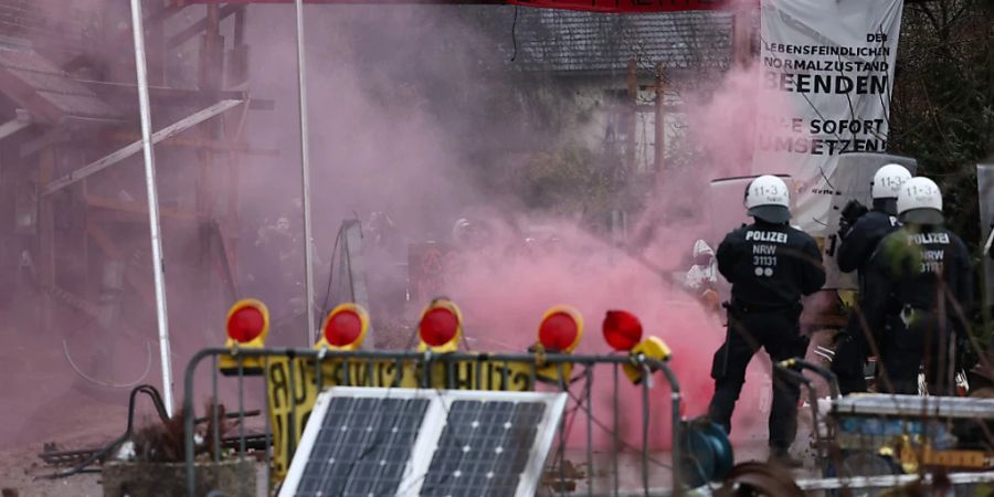 Polizisten rücken in den von Klimaaktivisten besetzten Braunkohleort Lützerath vor. Foto: Rolf Vennenbernd/dpa