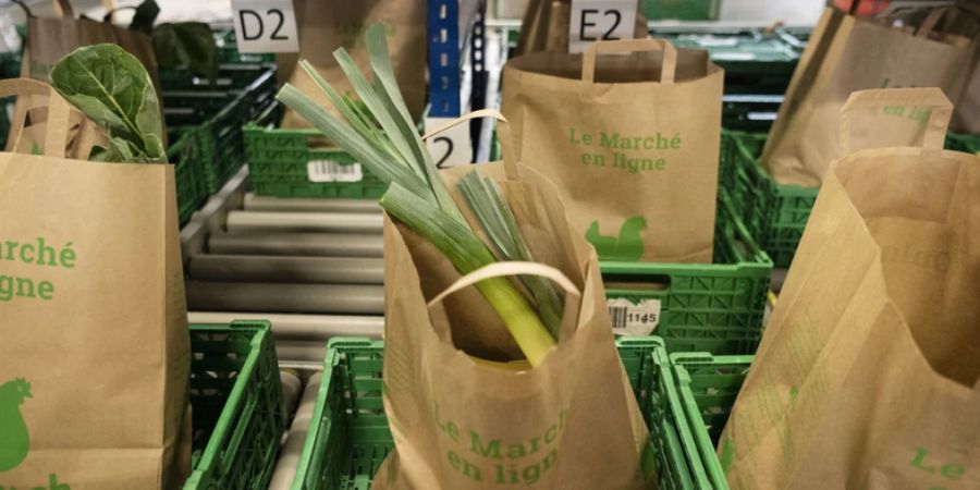 Zur Abholung bereitgestellte Waren beim Online-Markt Farmy in Zürich-Altstetten. (Archivbild)