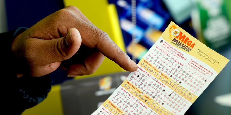 Ein Lottoschein für den Jackpot der Lotterie Mega Millions von rund 1,35 Milliarden Dollar.