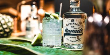 Rumflasche und Cocktail
